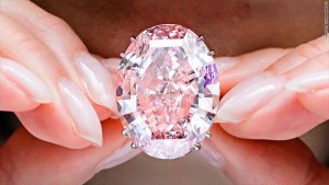 594270_170404093014-Pink-Star-Diamond-Sothebys-Scale-2-780X439_-_Qu65_RT728x0-_OS780x439-_RD728x409-