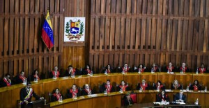 Venezuelan President Nicolas Maduro (L) delivers a speech reviewing his year in office at the Supreme Court of Justice in Caracas on January 15, 2017. Venezuela's leader Nicolas Maduro angered his opponents Sunday by refusing to deliver his annual presidential address in the legislative chamber, fanning tensions in the volatile country.  / AFP / JUAN BARRETO        (Photo credit should read JUAN BARRETO/AFP/Getty Images)