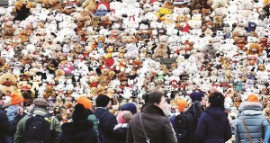 Berlin school pupils set up 740 teddy bears in front at of the concert hall Konzerthaus during an event of the World Vision Organisation to make aware of 740000 Syrian refugee children who can't attend the school