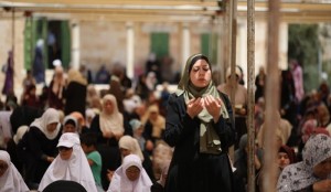 120 ألفاُ يؤدون الجمعة الأولى من رمضان في الأقصى