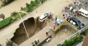 crowd-saves-car-from-falling-into-sinkhole-1210x642