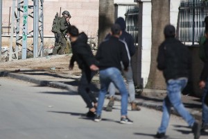 إصابة 14 فلسطينيًا برصاص الجيش الإسرائيلي قرب رام الله